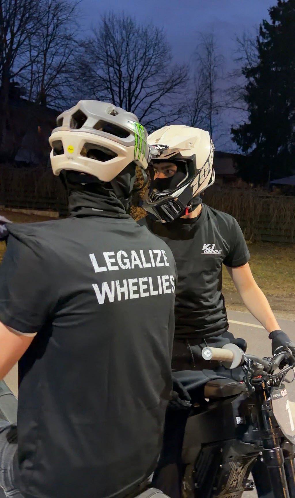 (PRE ORDER) T-shirt “Legalize wheelies”