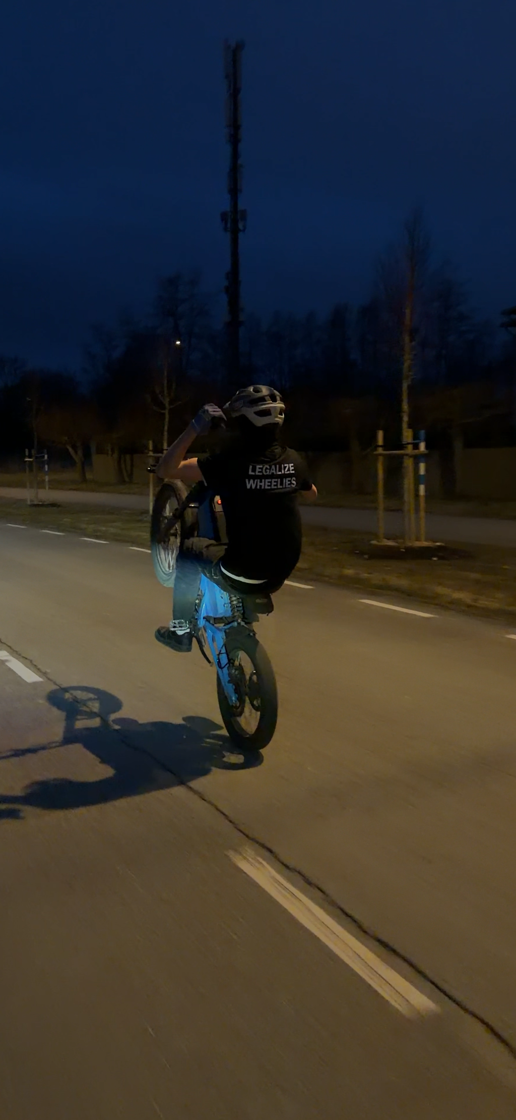 (PRE ORDER) T-shirt “Legalize wheelies”